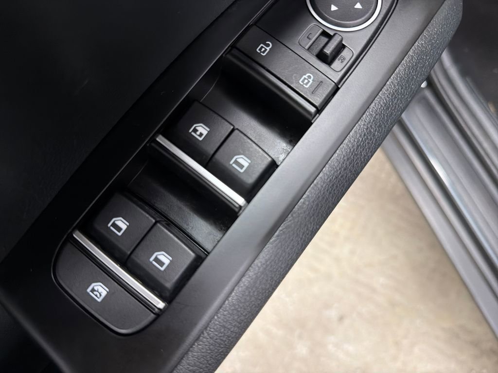 Used 2025 Kia Soul LX w/ LX Technology Package FWD image 16