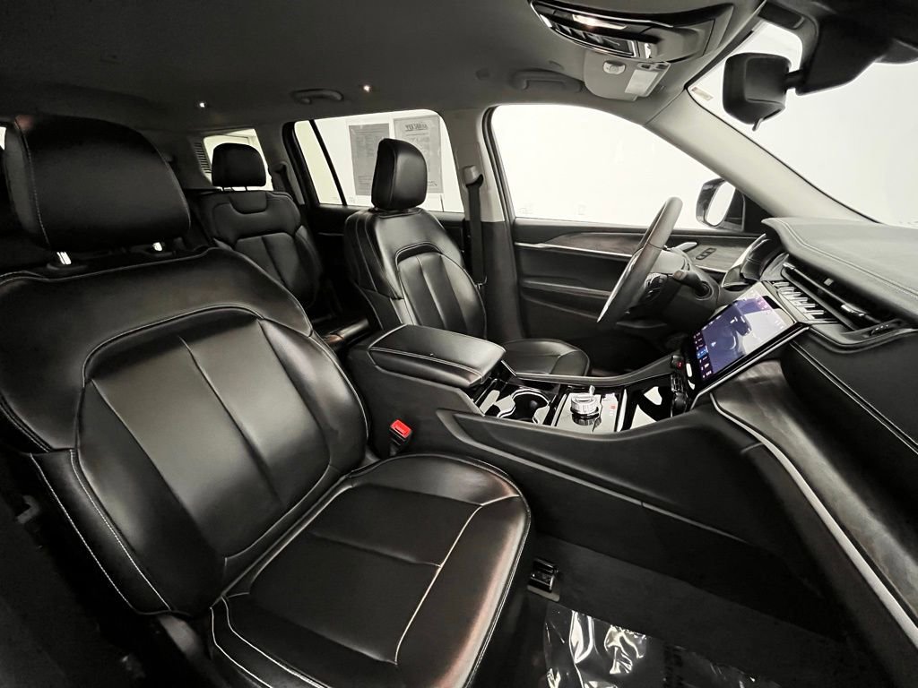 Used 2023 Jeep Grand Cherokee L Limited w/ Black Appearance Package image 28