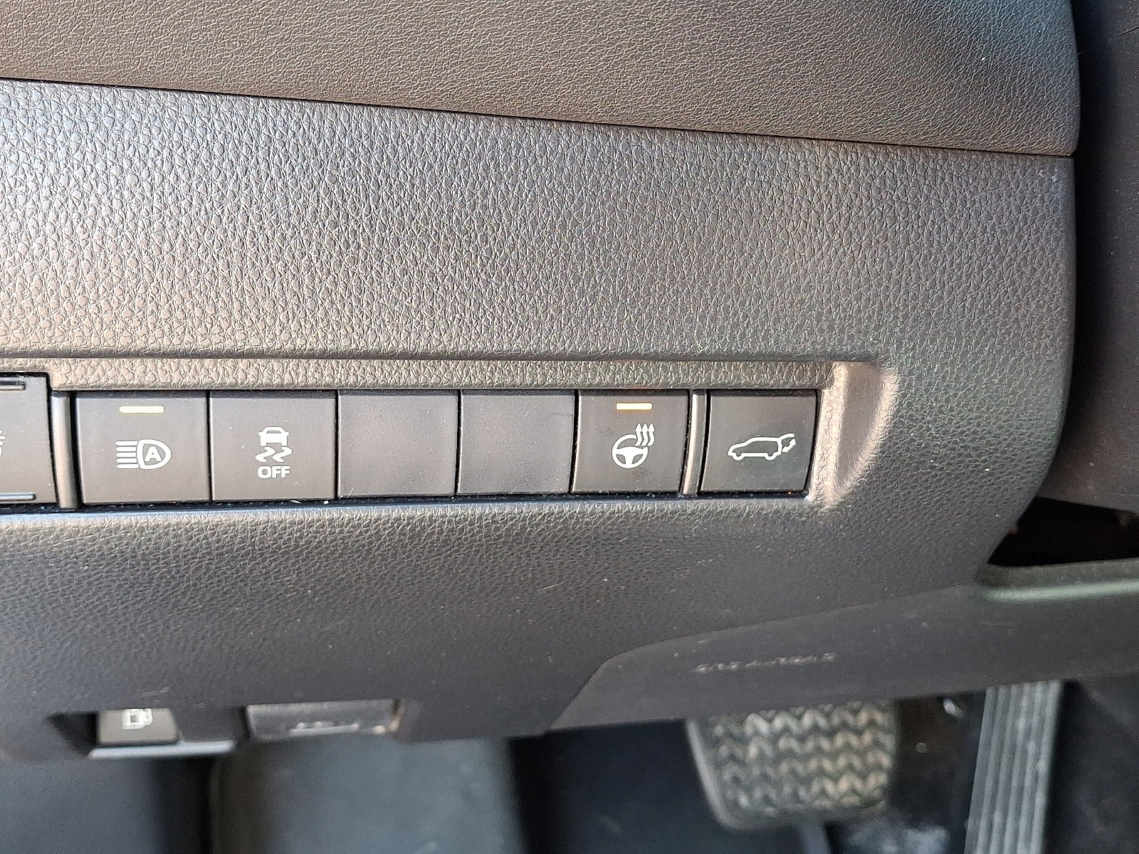 Used 2021 Toyota Venza XLE image 32