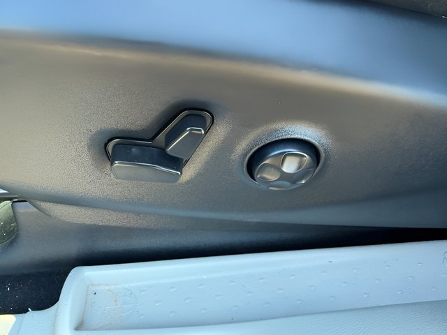 Used 2024 Chrysler Pacifica Touring-L FWD image 19