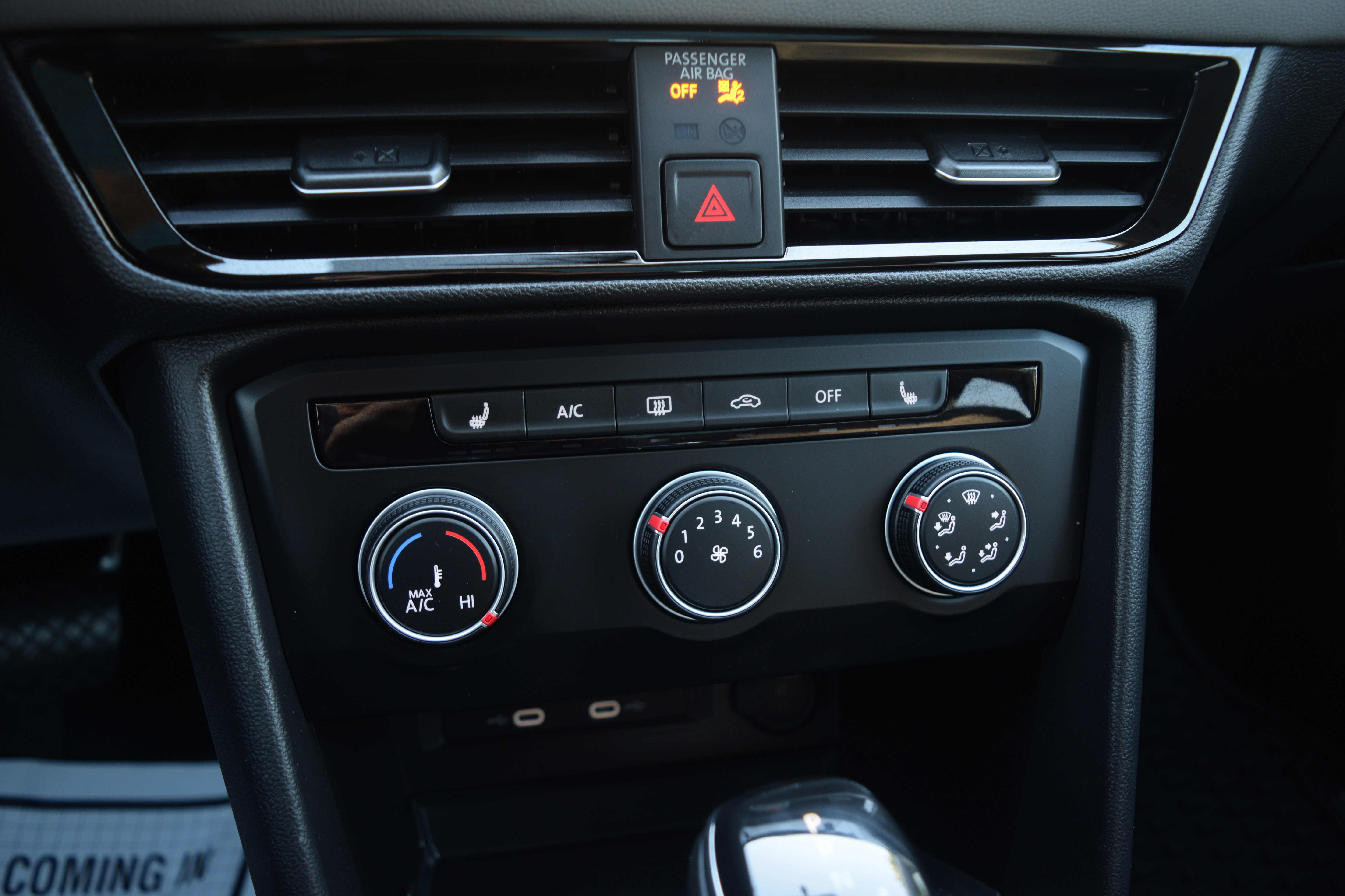 Used 2022 Volkswagen Taos SE w/ Panoramic Sunroof Package image 11