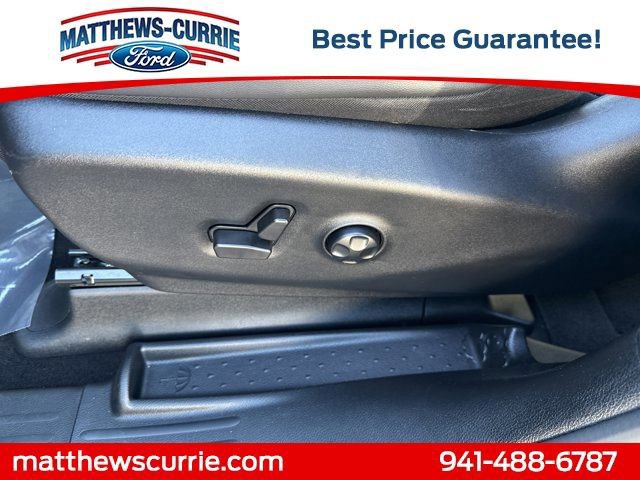 Used 2025 Chrysler Pacifica Select image 10