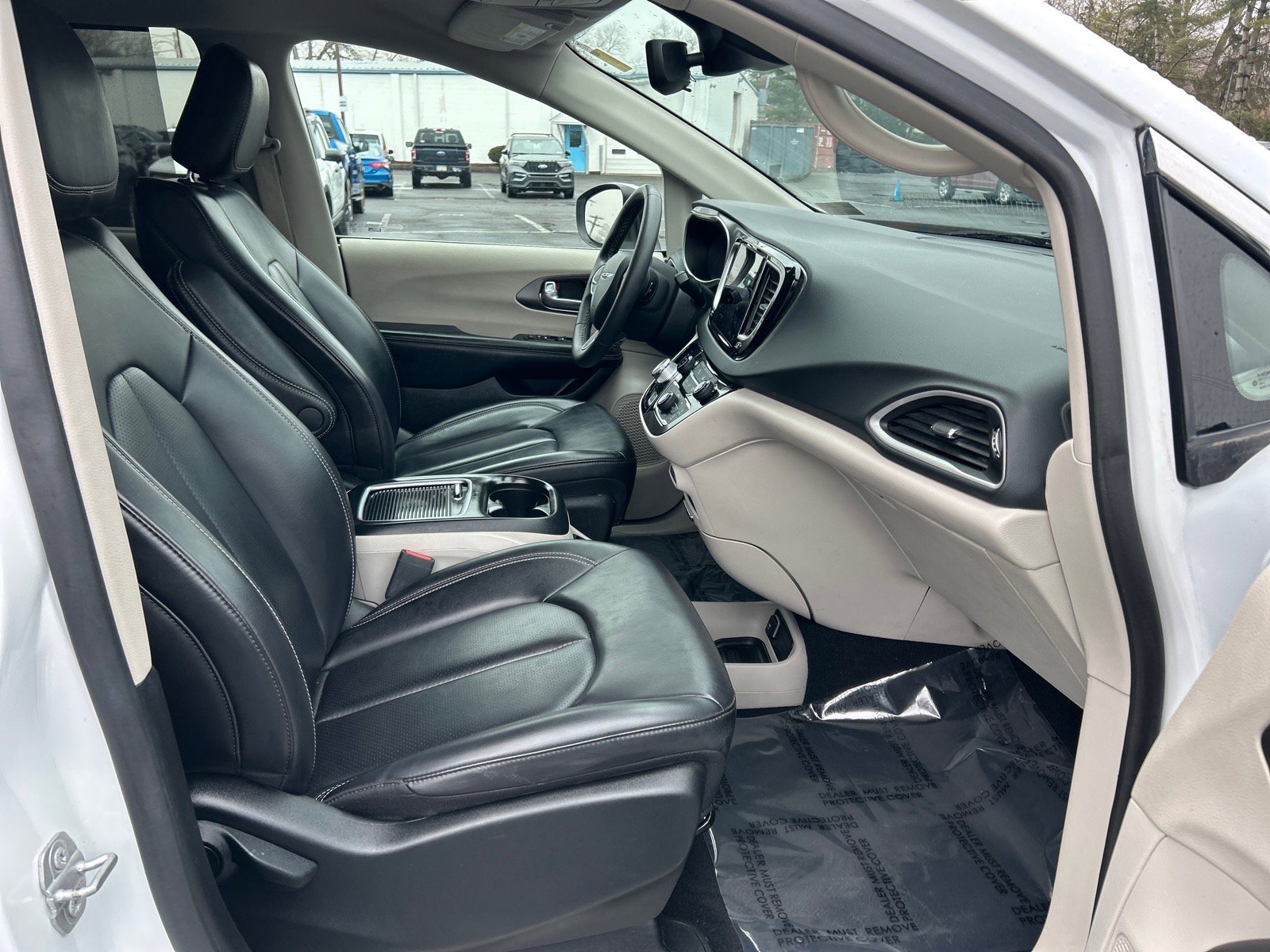 Used 2023 Chrysler Pacifica Touring-L image 17