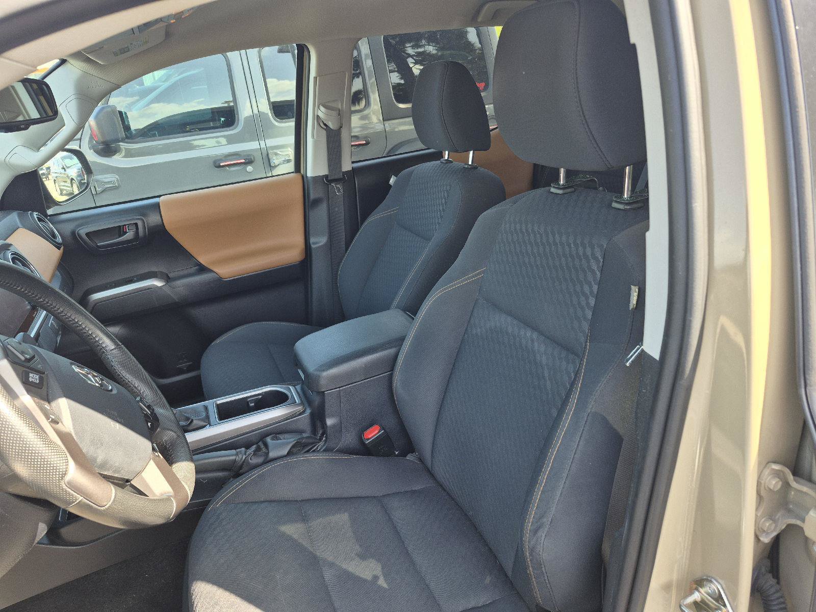 Used 2020 Toyota Tacoma SR5 AWD/4WD image 2