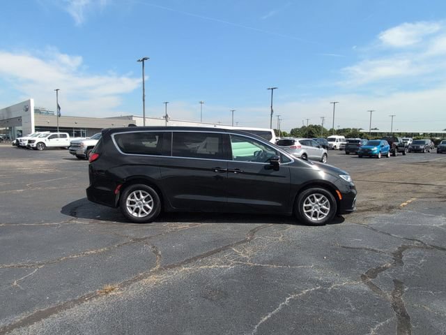 Used 2023 Chrysler Pacifica Touring-L FWD image 9