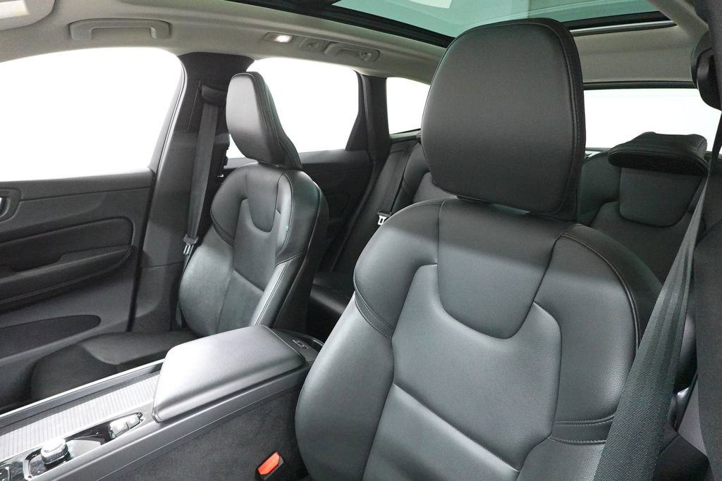 Used 2023 Volvo XC60 B5 Core image 11