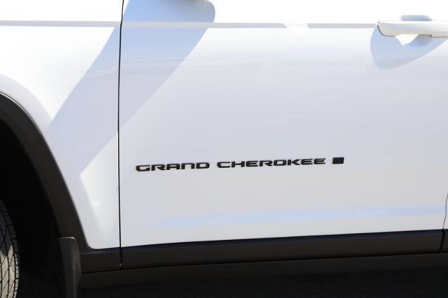 Used 2022 Jeep Grand Cherokee Altitude AWD/4WD image 4