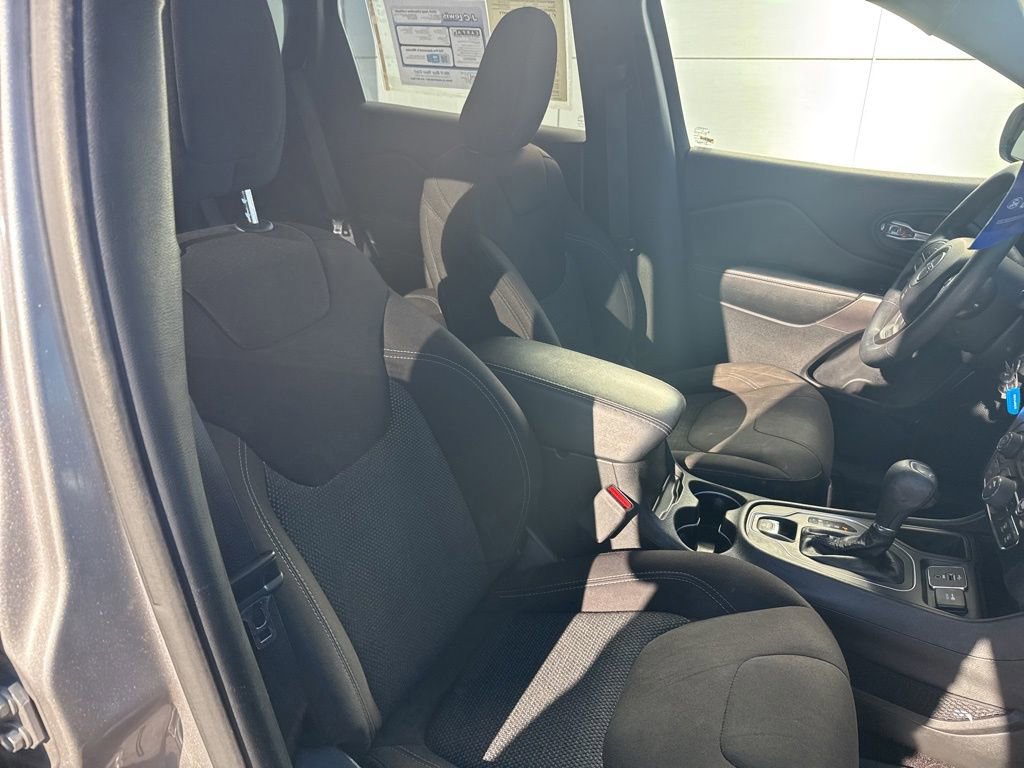 Used 2019 Jeep Cherokee Latitude w/ Popular Appearance Group image 31