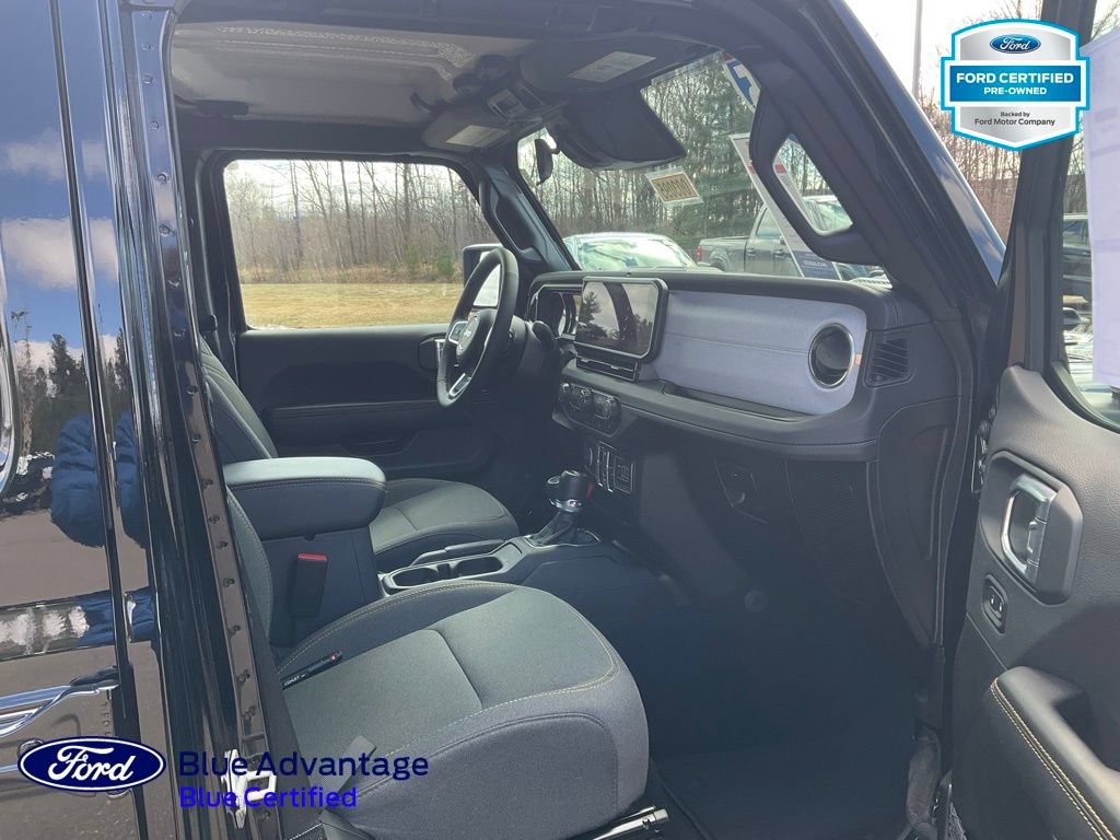 Used 2025 Jeep Wrangler Unlimited Sahara AWD/4WD image 19