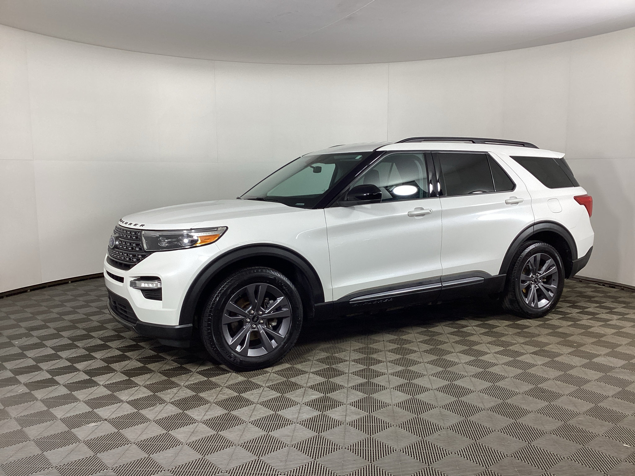 Certified 2024 Ford Explorer XLT w/ Equipment Group 202A AWD/4WD image 5