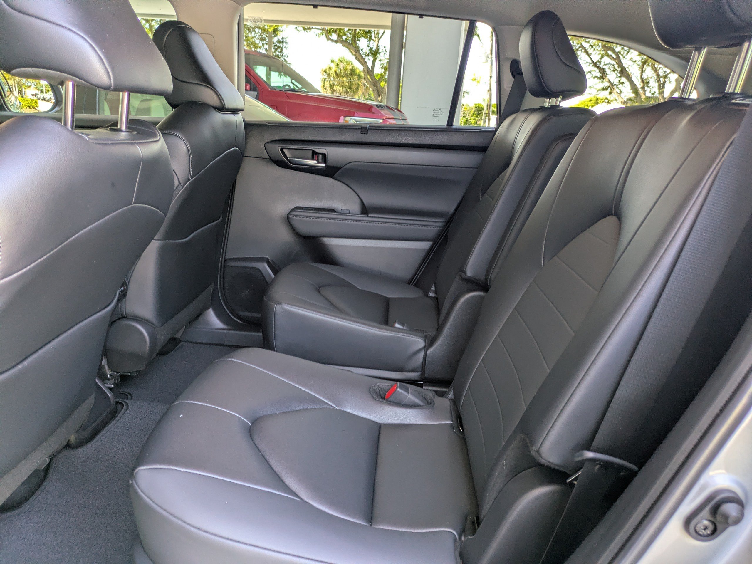 Used 2025 Toyota Highlander XLE FWD image 16