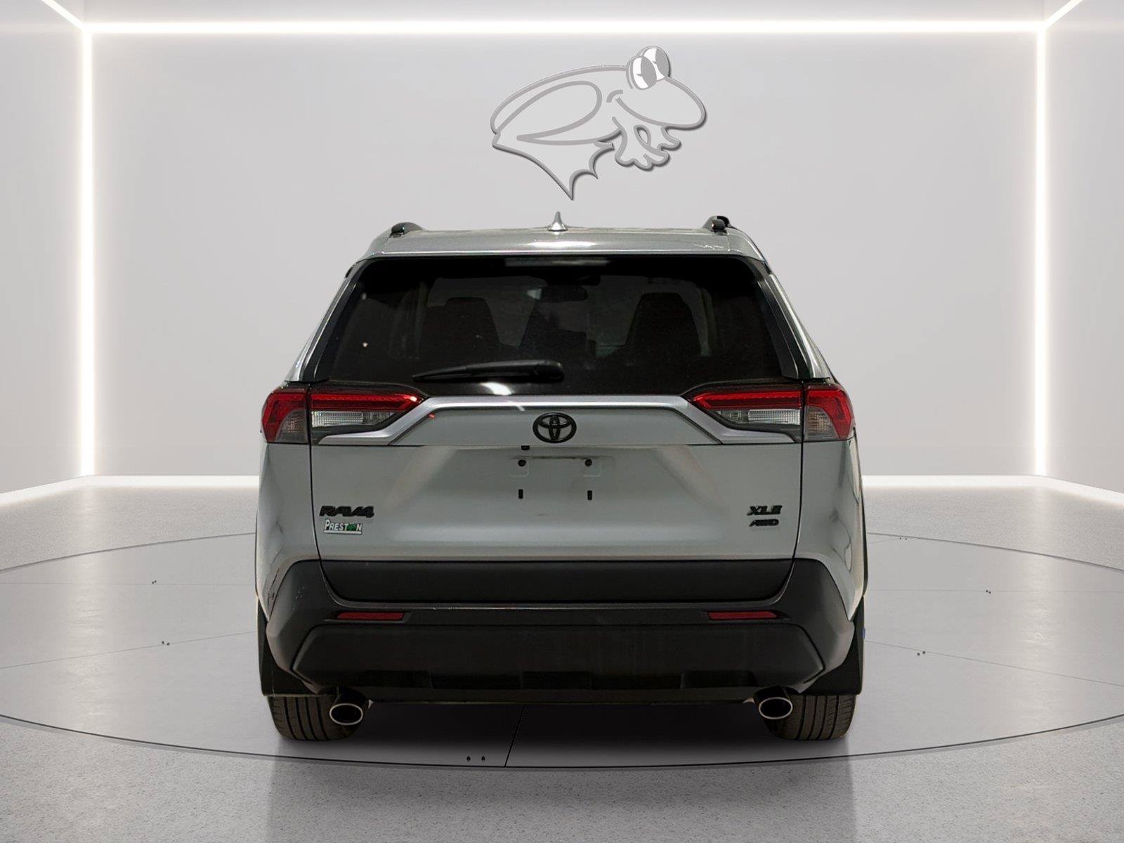 Used 2020 Toyota RAV4 XLE Premium AWD/4WD image 4