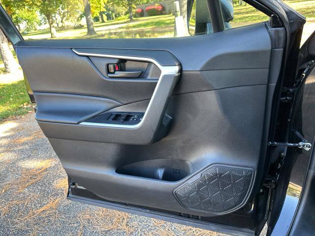 Used 2022 Toyota RAV4 LE AWD/4WD image 22