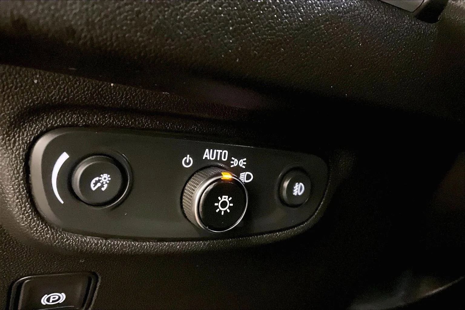 Used 2024 GMC Terrain SLT image 30