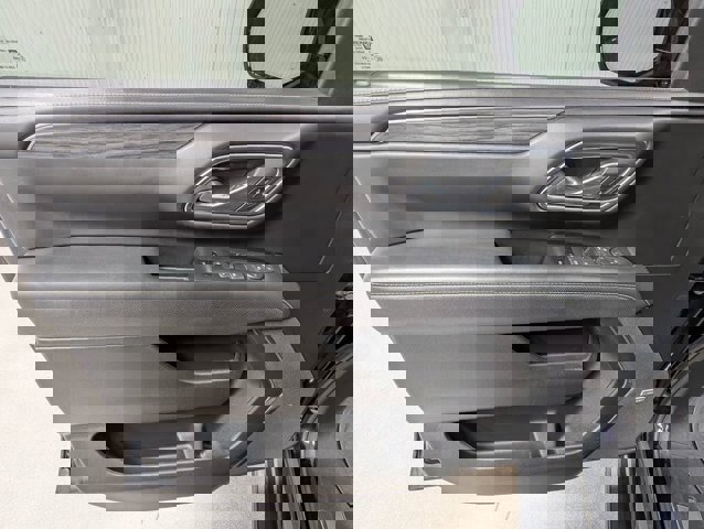 Used 2023 GMC Yukon SLT w/ SLT Premium Package image 14