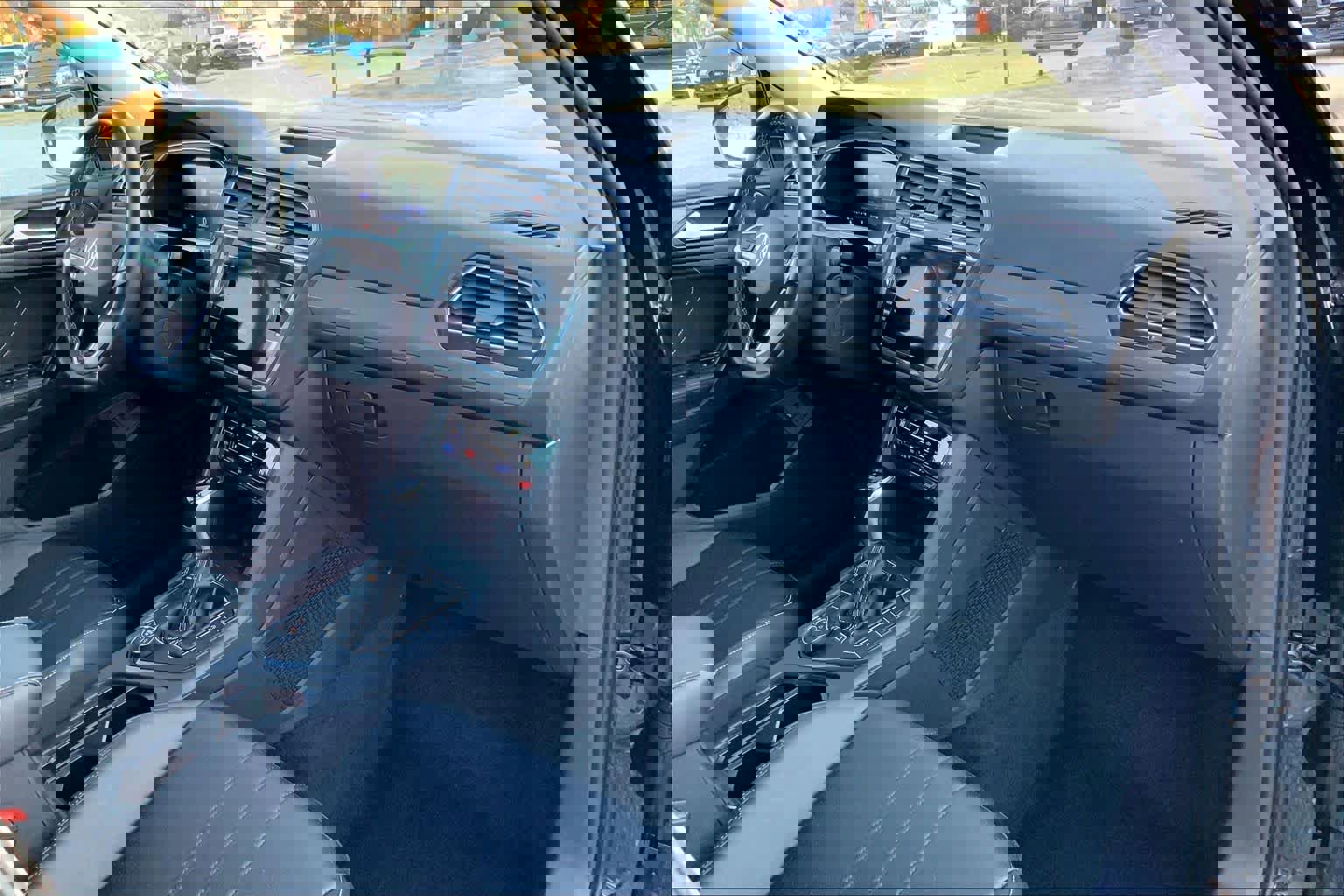 Used 2024 Volkswagen Tiguan SE image 16