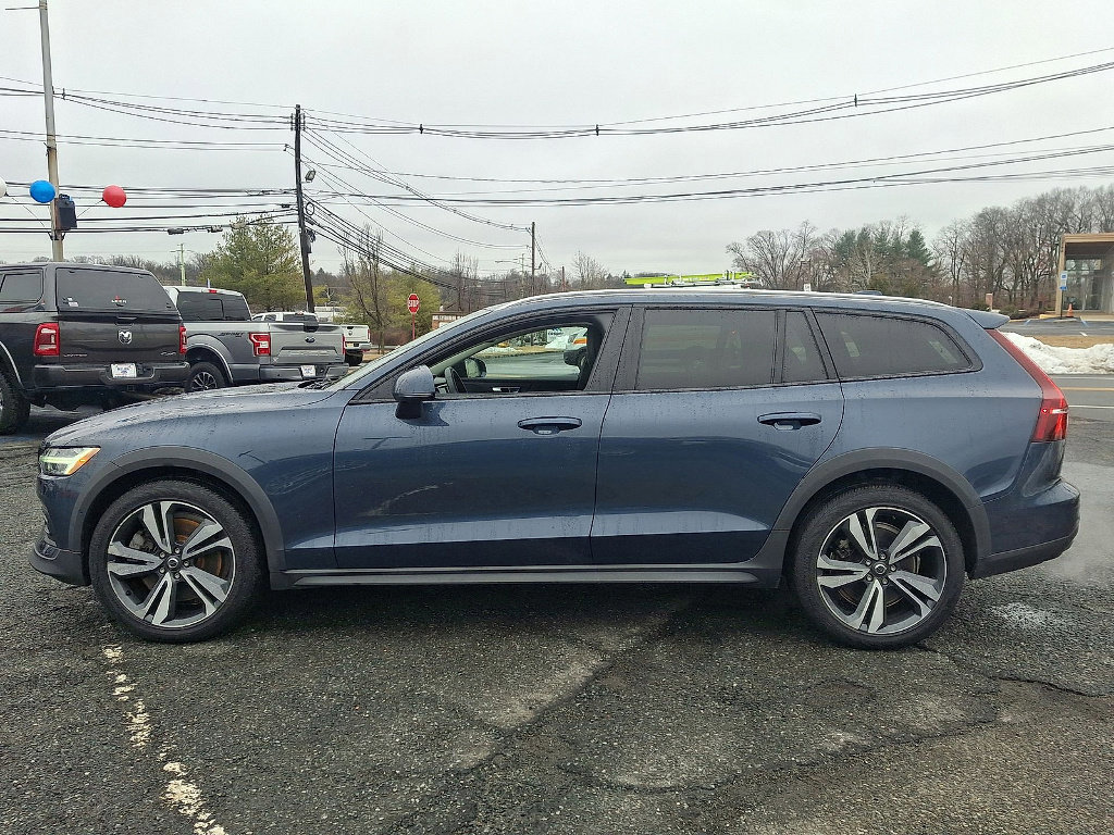 Used 2023 Volvo V60 B5 Cross Country Plus image 2