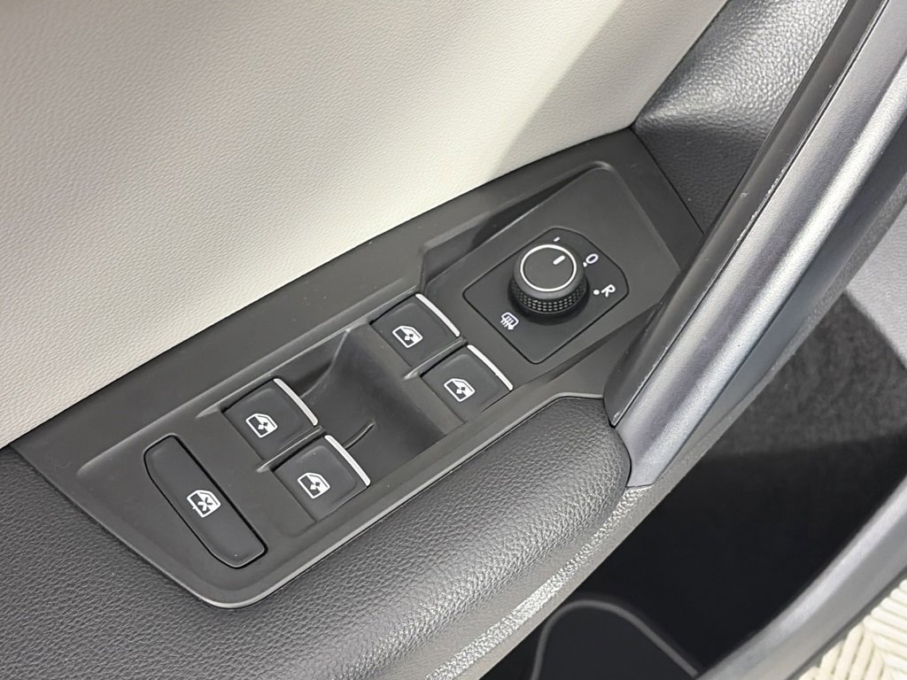 Used 2021 Volkswagen Tiguan SE image 25