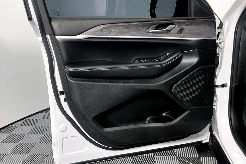 Used 2023 Jeep Grand Cherokee Limited RWD image 23