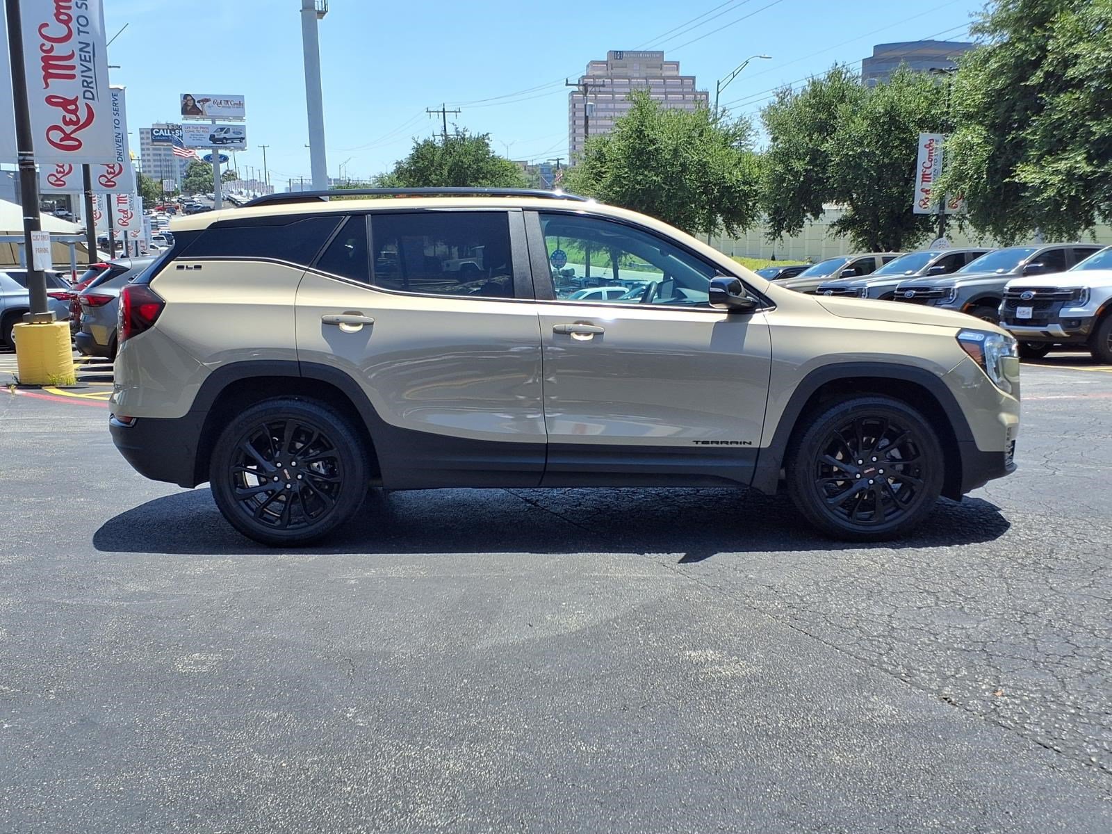 Used 2023 GMC Terrain SLE w/ Driver Convenience Package FWD image 5