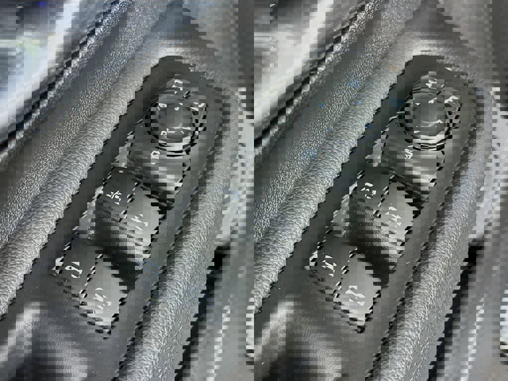 Used 2023 GMC Terrain SLT image 28