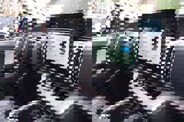 Certified 2025 Ford Expedition Active image 10