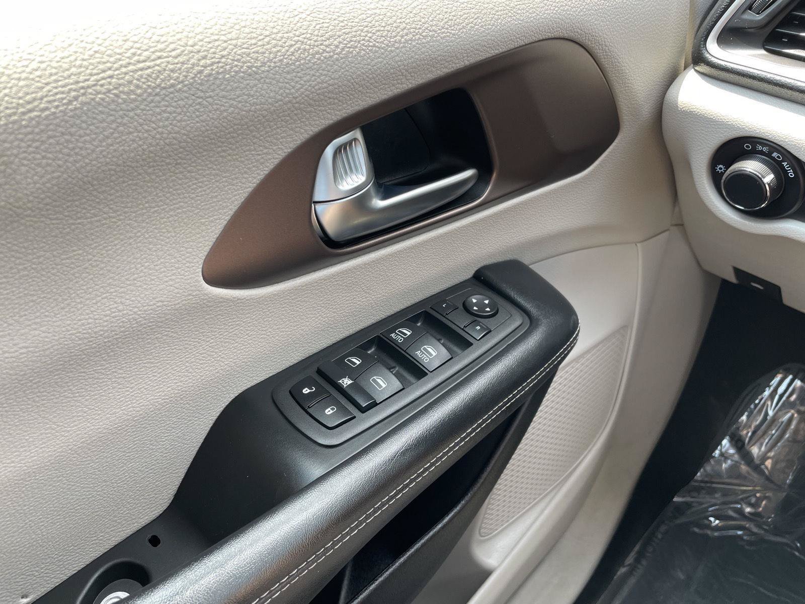 Used 2022 Chrysler Voyager LX FWD image 28