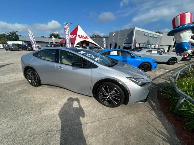 Used 2023 Toyota Prius XLE FWD image 6