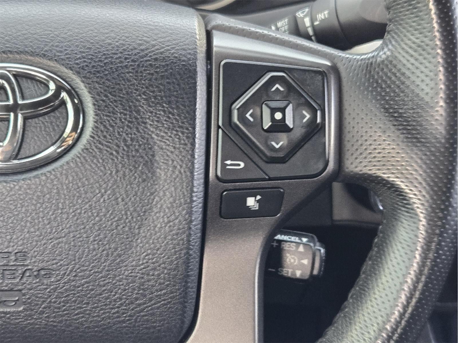 Used 2017 Toyota Tacoma TRD Off-Road w/ Premium & Technology Package AWD/4WD image 27
