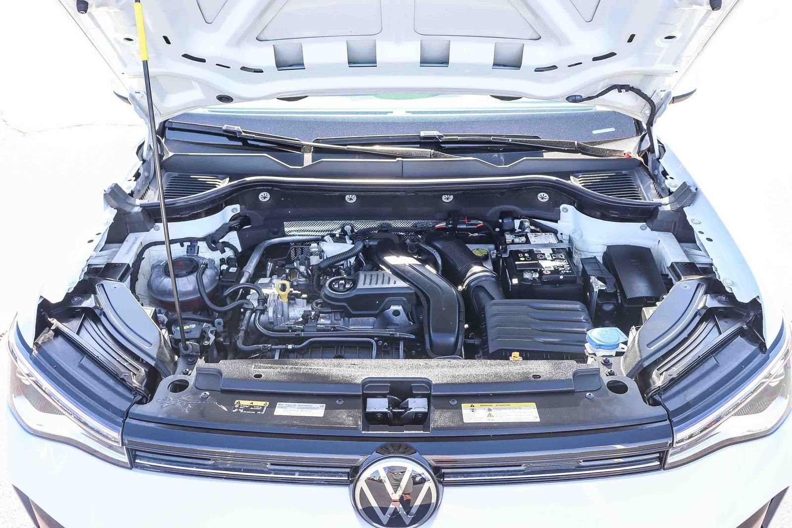 Used 2025 Volkswagen Taos SE w/ Panoramic Sunroof Package FWD image 29