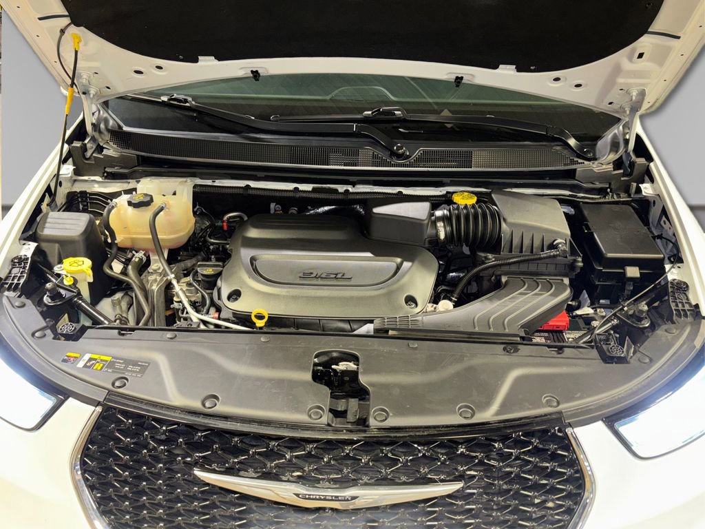 Used 2024 Chrysler Pacifica Touring-L image 17