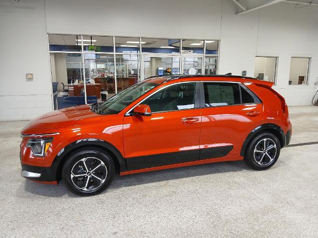 Used 2023 Kia Niro SX image 2