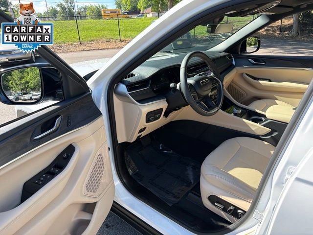 Used 2025 Jeep Grand Cherokee L Limited w/ Black Appearance Package AWD/4WD image 13