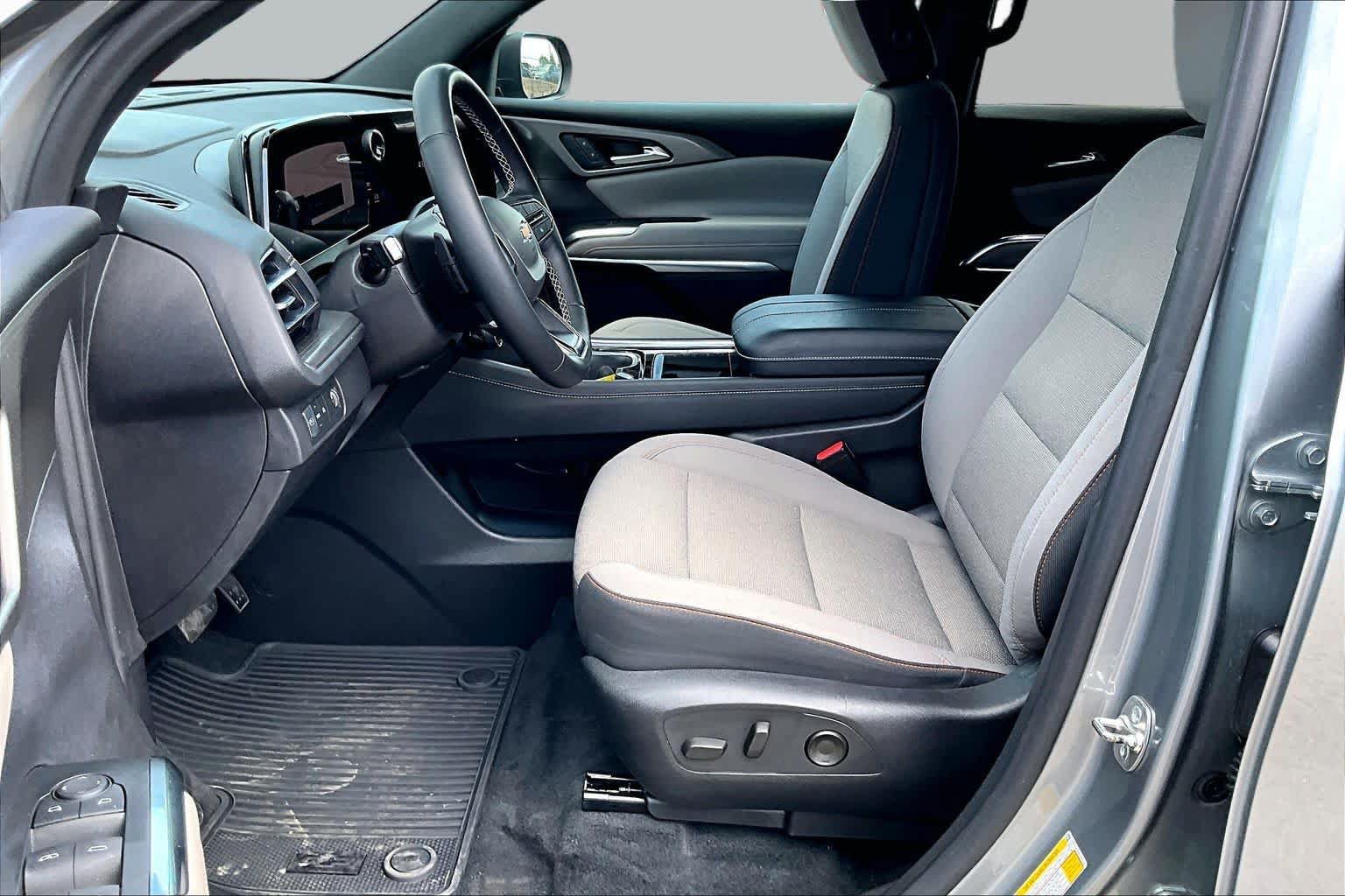 Used 2024 Chevrolet Traverse LT FWD image 8