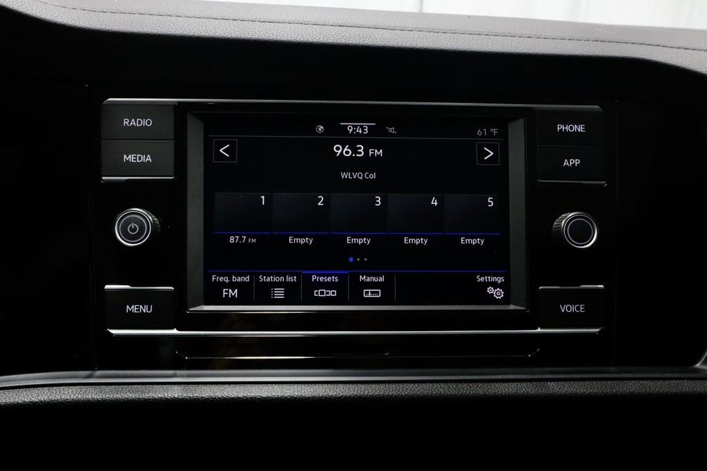 Used 2023 Volkswagen Jetta SE w/ Panoramic Sunroof Package FWD image 3