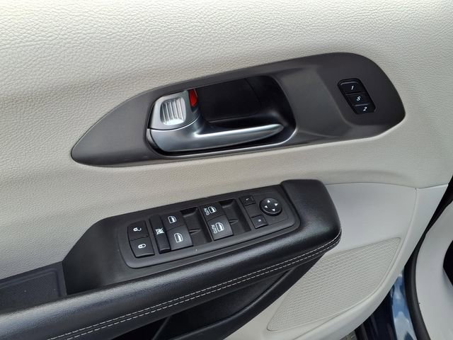 Used 2022 Chrysler Pacifica Touring-L FWD image 17