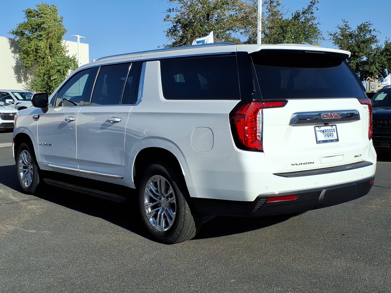 Used 2023 GMC Yukon XL SLT AWD/4WD image 3
