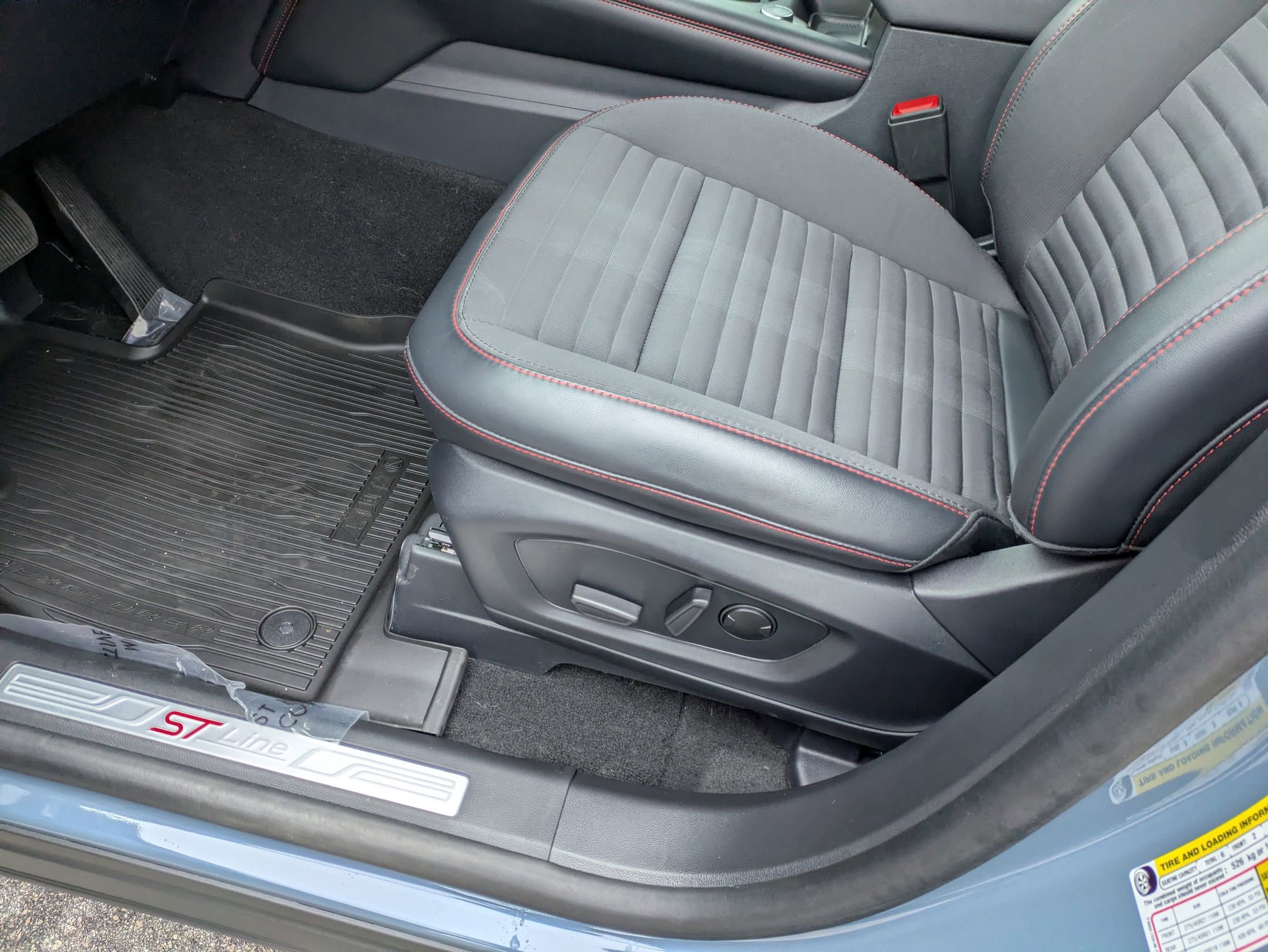 Certified 2025 Ford Explorer ST-Line w/ Premium Package image 14