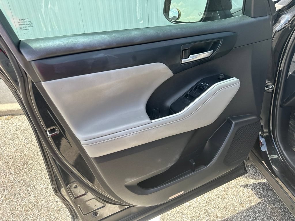 Used 2021 Toyota Highlander XLE AWD/4WD image 13
