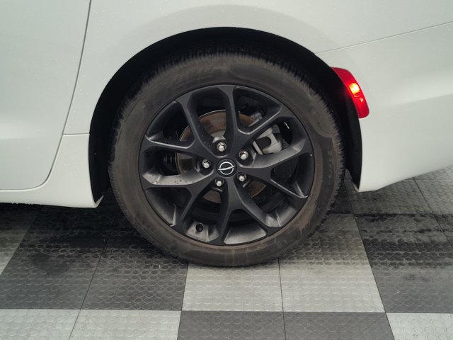 Used 2026 Chrysler Pacifica Limited w/ S Appearance Package FWD image 15