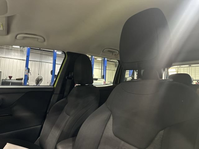 Used 2017 Jeep Renegade Latitude w/ Cold Weather Group FWD image 20