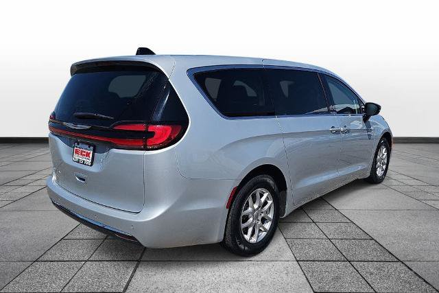 Used 2024 Chrysler Pacifica Touring-L FWD image 5