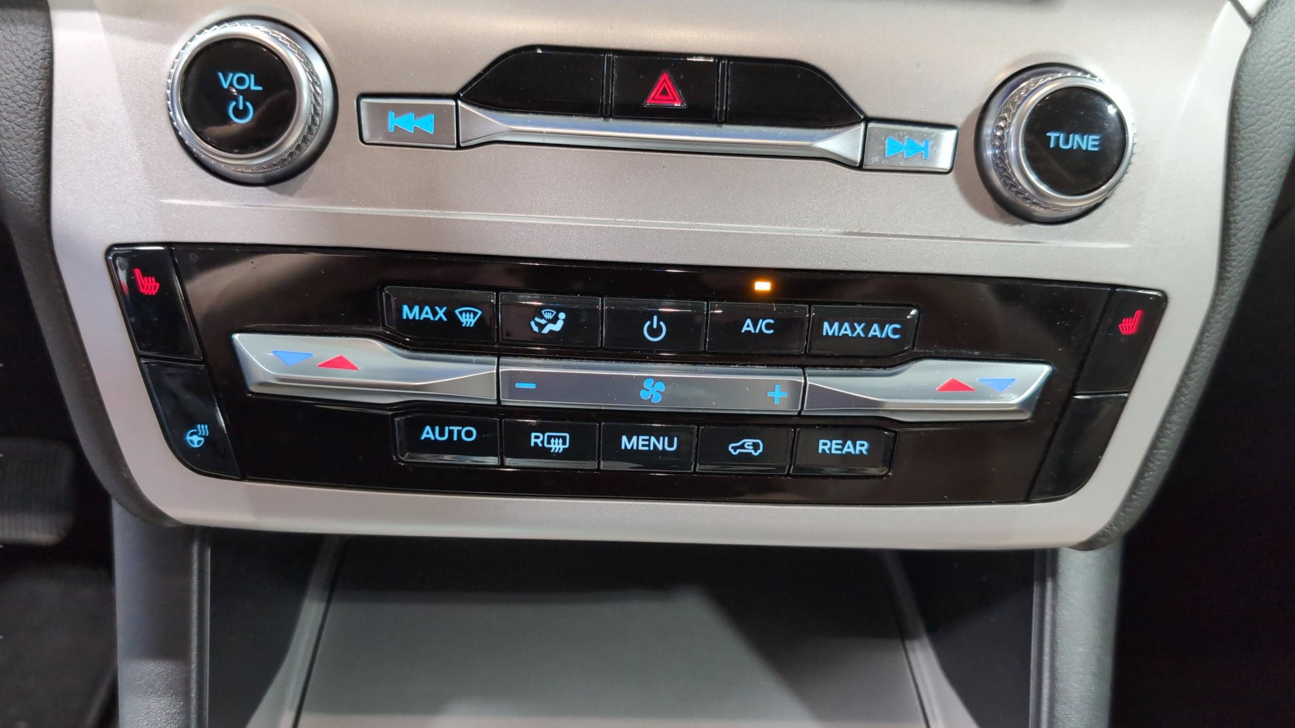 Certified 2023 Ford Explorer XLT w/ Equipment Group 202A AWD/4WD image 25