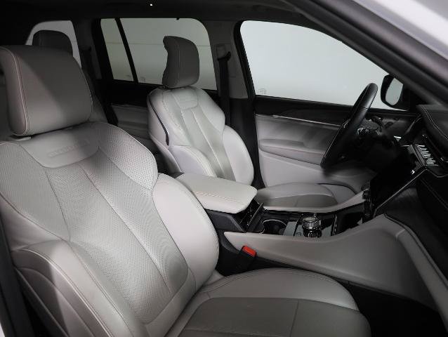 Used 2022 Jeep Grand Cherokee Overland w/ Luxury Tech Group IV AWD/4WD image 9