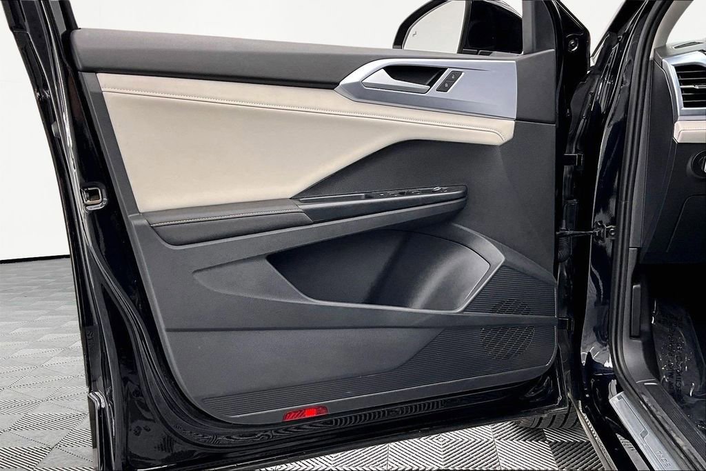 Used 2025 Volkswagen Taos SE image 23