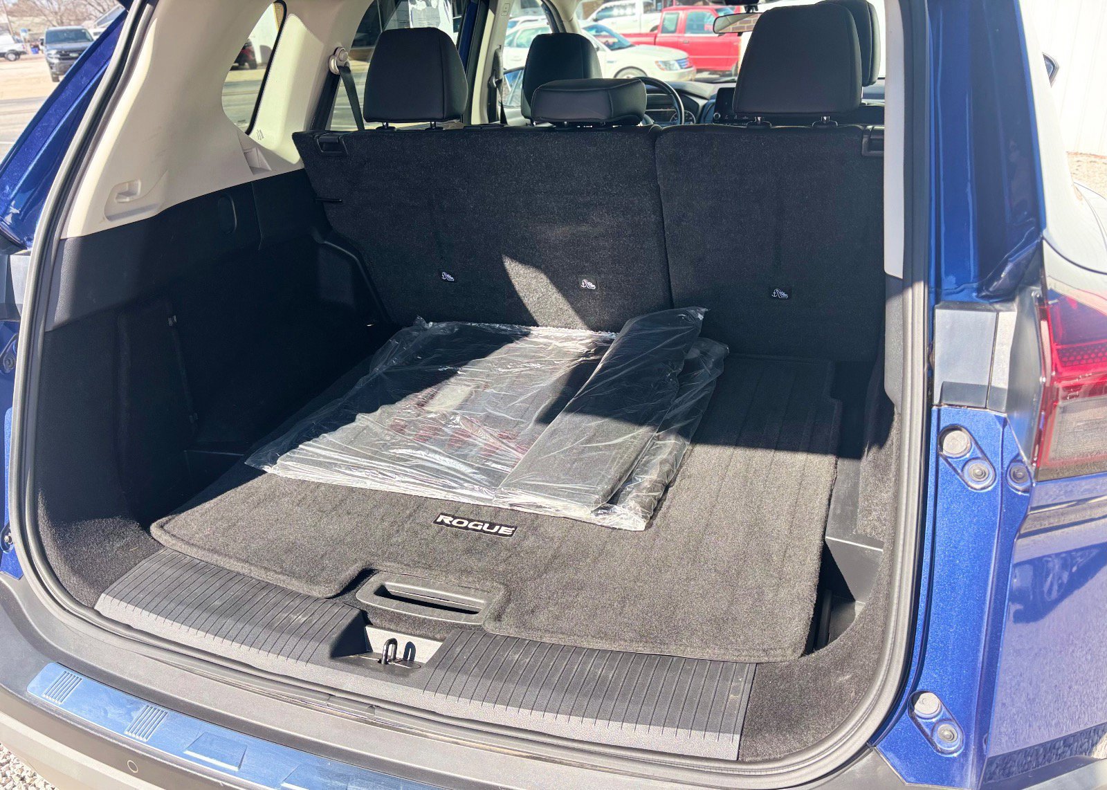 Used 2023 Nissan Rogue SV w/ SV Premium B Package image 9