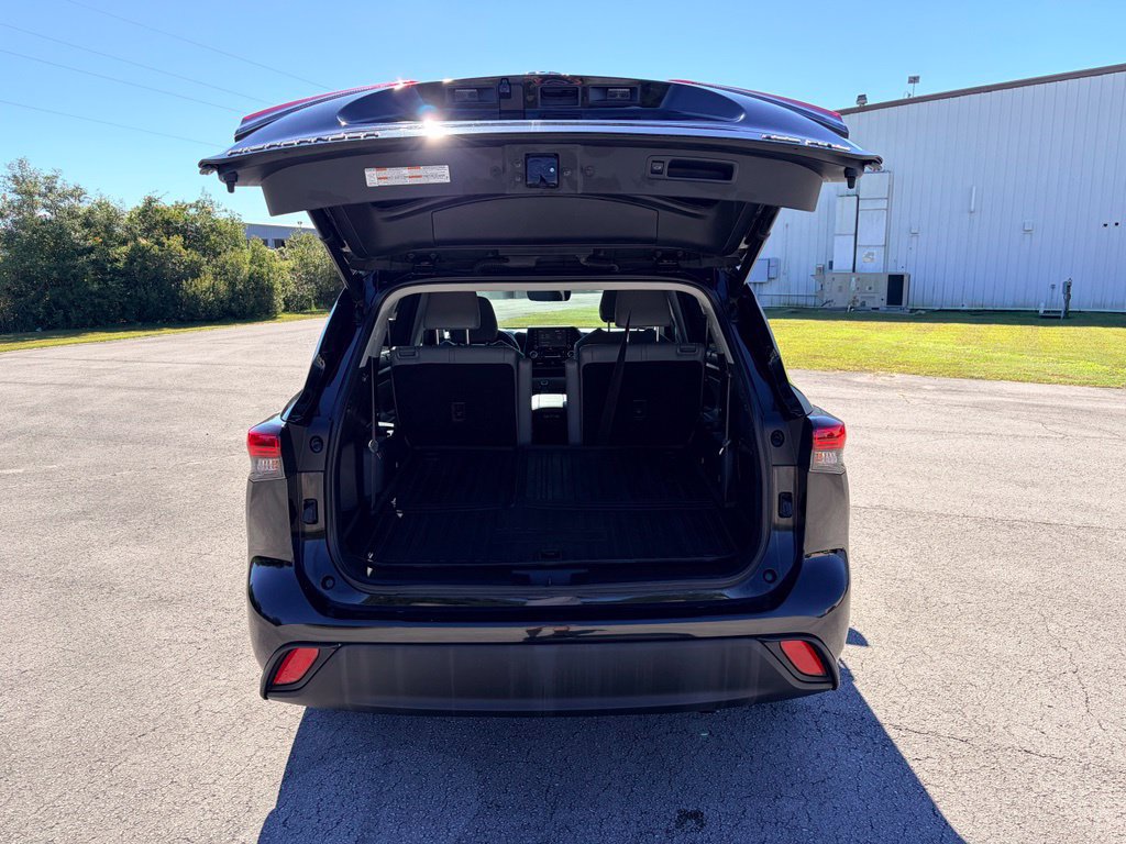 Used 2020 Toyota Highlander XLE AWD/4WD image 30