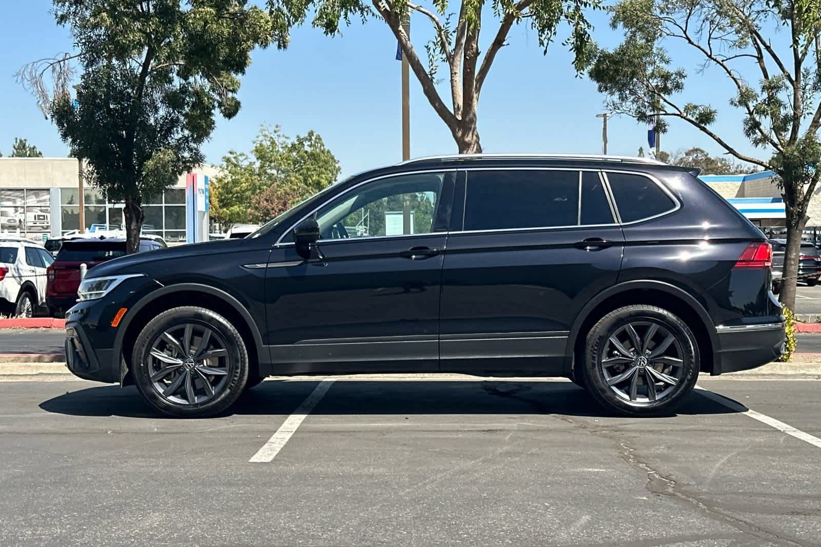 Used 2023 Volkswagen Tiguan SE AWD/4WD image 6