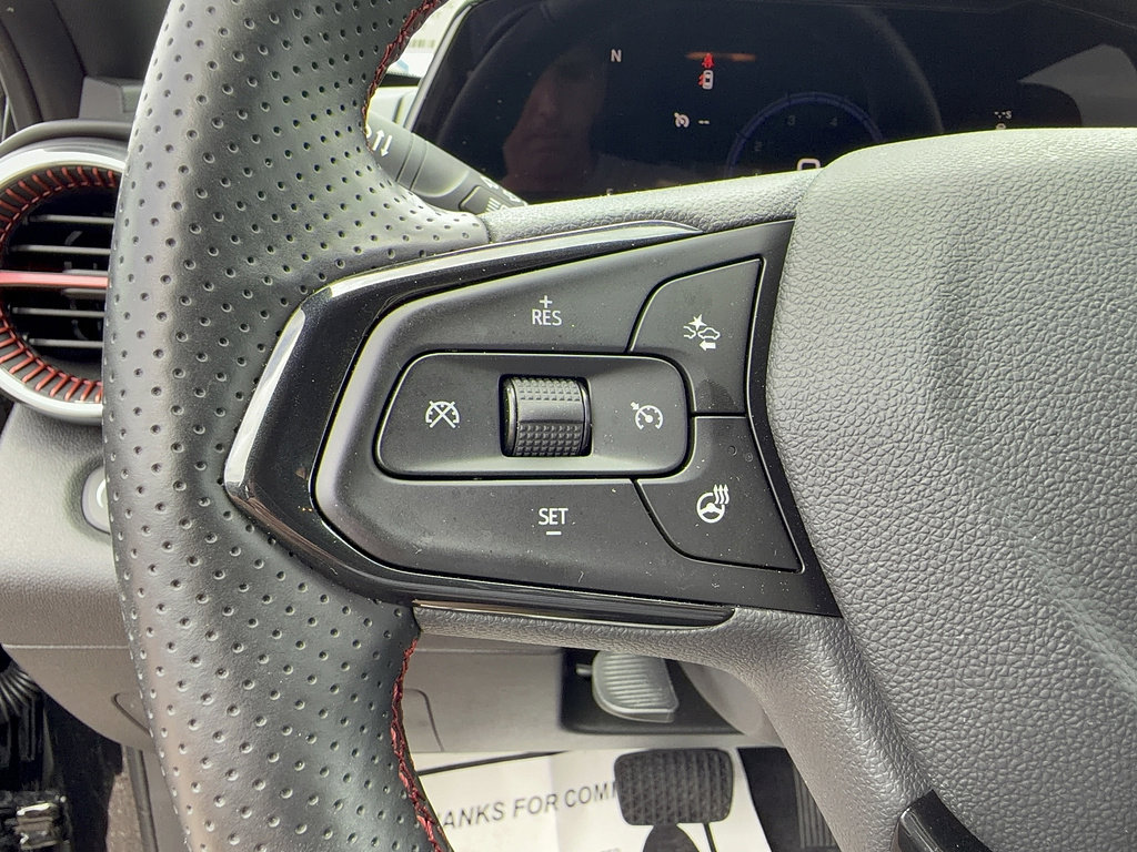 Used 2025 Chevrolet Trax RS w/ Sunroof Package FWD image 25