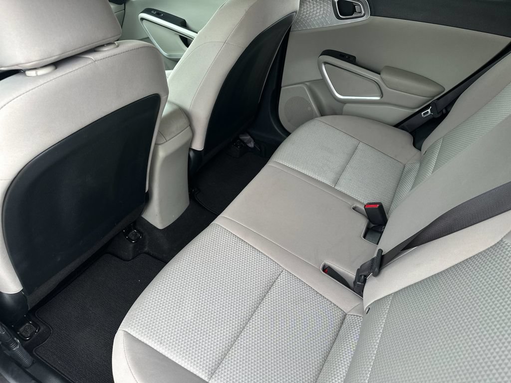 Used 2025 Kia Soul LX w/ LX Technology Package FWD image 11
